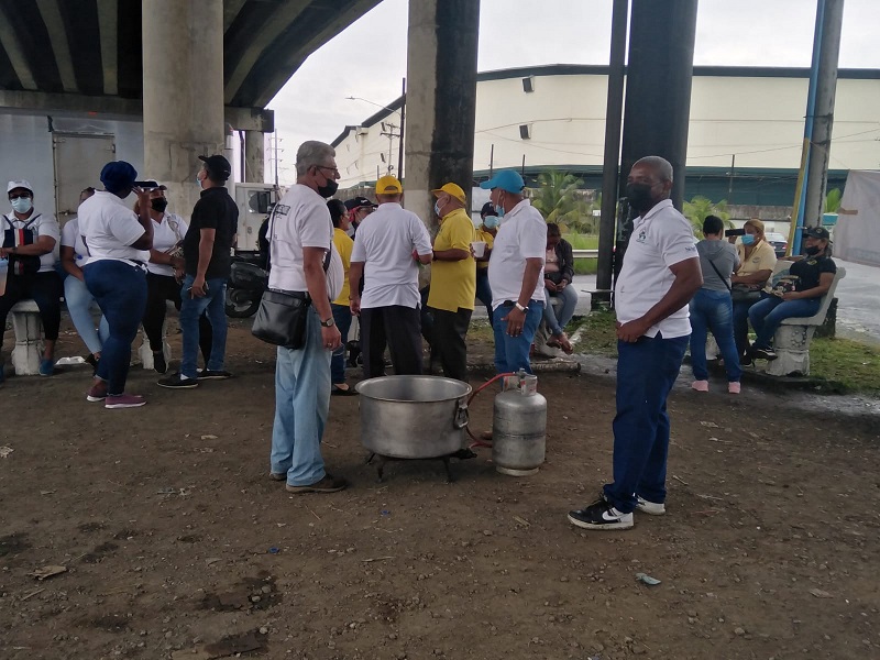 La CUCO ha instalado una gran olla con un tanque de gas para cocinar y hacer una sopa. Foto: Diomedes Sánchez