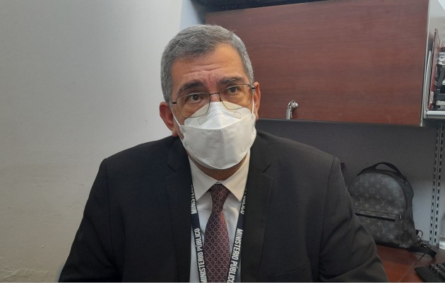 El fiscal de homicidio y femicidio en Chiriquí, Hernán de Jesús Mora, detalló que también se han efectuado diligencias de allanamiento y registro a la residencia del hoy investigado con el objetivo de ubicar elementos que permitan avanzar en la investigación. Foto. José Vásquez