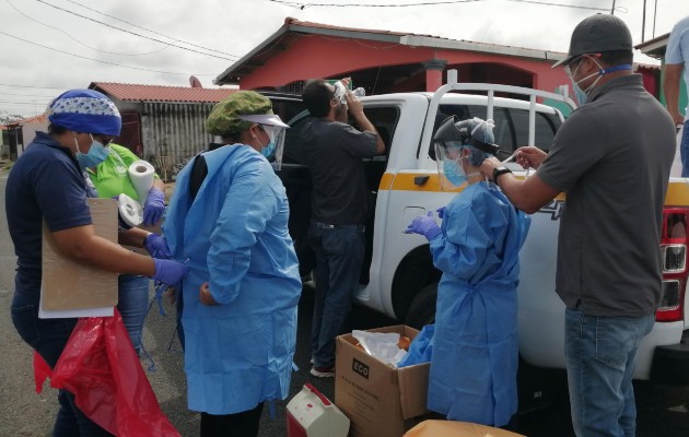 Las autoridades provinciales de la CSS han optado por aumentar el recurso humano para atender a los pacientes que acuden a sus instalaciones a realizarse pruebas de hisopado. Foto. Eric Montenegro