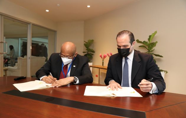 El contrato lo firmaron Héctor Alexander del MEF, y el presidente del BID, Mauricio Claver-Carone. Foto: Cortesía MEF