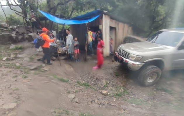 Los 35 misioneros fueron atendidos por paramédicos del Sistema Nacional de Protección Civil, determinando que siete fueran evacuados por el Servicio Aeronaval y los 28 restantes por vía terrestre. Foto. José Vásquez