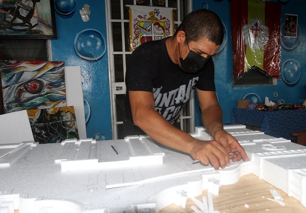 Omar Vásquez trabaja en un hielo seco una réplica de la iglesia Santiago Apóstol. 