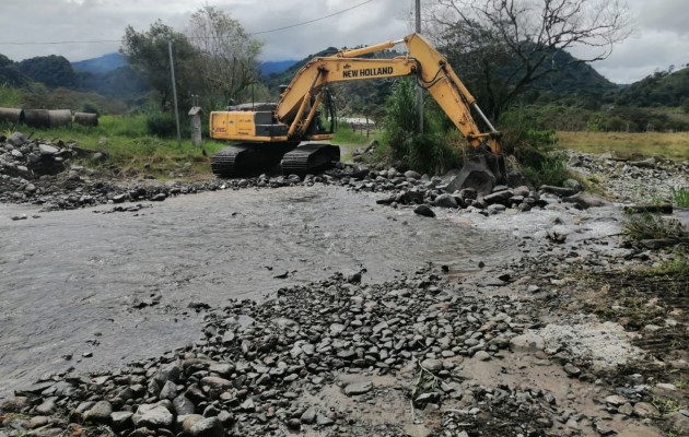 La construcción del vado, ya cuenta en sitio con 10 tubos de 1.50 metros de diámetro y solo requiere conseguir dos tubos del mismo diámetro. Foto. Mayra Madrid