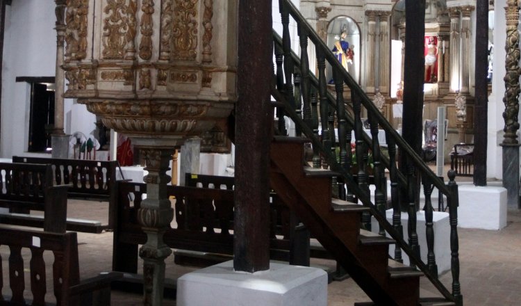 Pulpito y altar mayor de la iglesia Santiago Apóstol de Natá.  Foto: Víctor Arosemena 