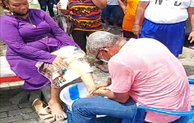 Sobre el lavatorio de pies, el dirigente Edgardo Voitier, manifestó que esta es una acción de humildad, en la que, dijo, el maestro (Jesús) quería demostrar que no se trata de tener poder, sino de ponerse a nivel del pueblo. Foto. Diomedes Sánchez