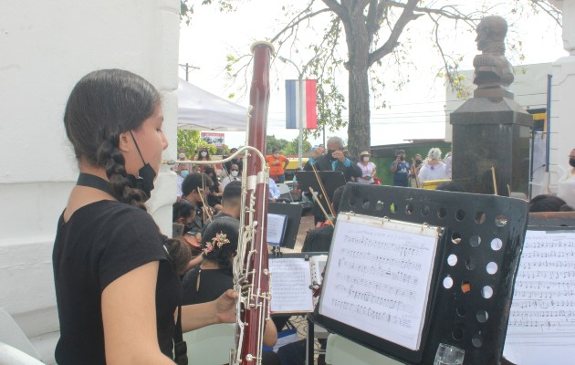 Los músicos requieren de atriles, cada uno de ellos tiene un costo de $40.00.  Foto. Eric Montenegro