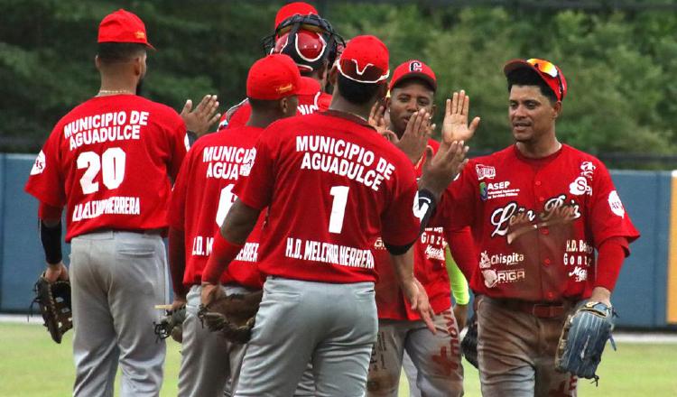 Los jugadores de Coclé festejan el triunfo. Foto: Fedebeis