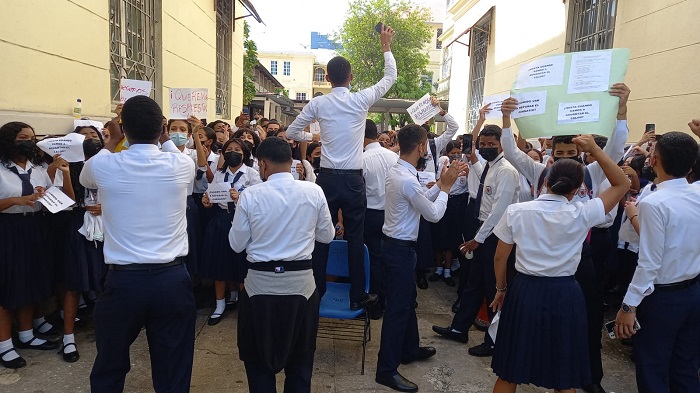 Los estudiantes decidieron no dar clases y concentrarse en el patio del plantel. Foto: Víctor Arosemena