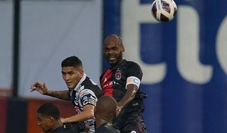 Adolfo Machado del Sporting y Edwin Aguilar del Tauro saltan por el balón. Foto: @LPF