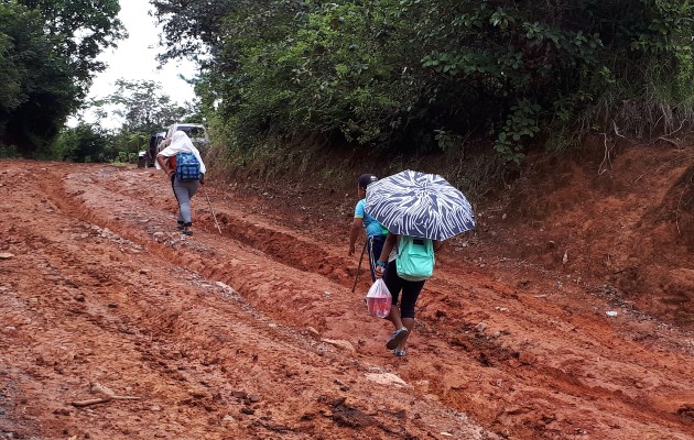 Los caminos hacia ese sector en esta época lluviosa están en condiciones críticas hasta para los vehículos doble tracción, por lo tanto, muchas personas no pueden salir con facilidad. Foto. Melquíades Vásquez