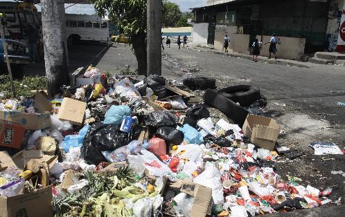 Cesto común de desechos a las afueras del Instituto Profesional y Técnico San Miguelito.