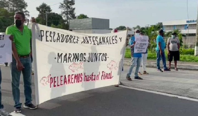 Las protestas se dieron a nivel nacional. En la foto aparecen pescadores de Farallón y sectores aledaños, que se concentraron frente al mercado de mariscos de Río Hato. Foto: Internet