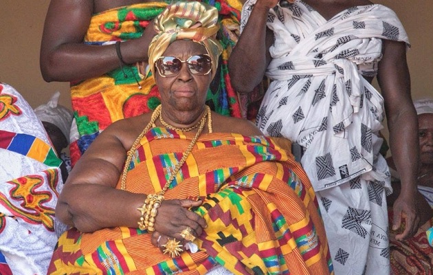La Reina Madre Nana Afrakoma II durante una ceremonia.