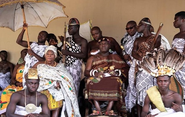Odeneho Kwafo-Akoto III en uno de los múltiples actos que se realizan en Akwamu.