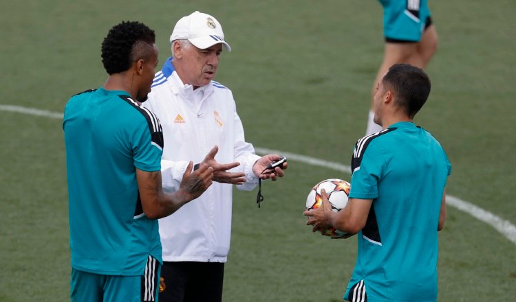 Éder Militao y Lucas Vázquez junto Carlo Ancelotti. Foto:EFE