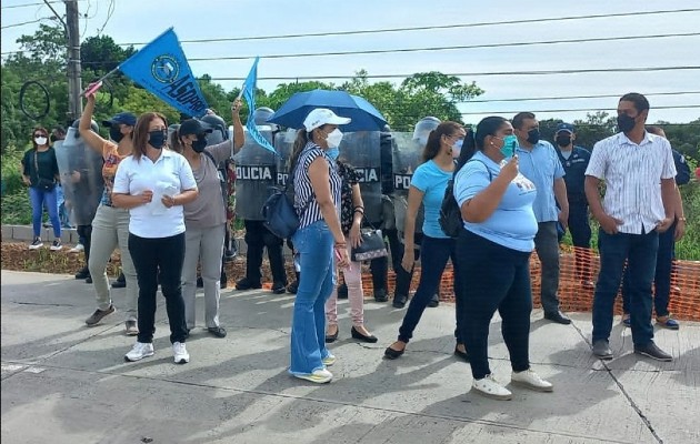 En el puente, un grupo de unidades de control de multitudes de la Policía Nacional se encontraban apostados, para evitar que se diera un cierre de la importante vía, que une a las provincias de Herrera y Los Santos. Foto. Thays Domínguez