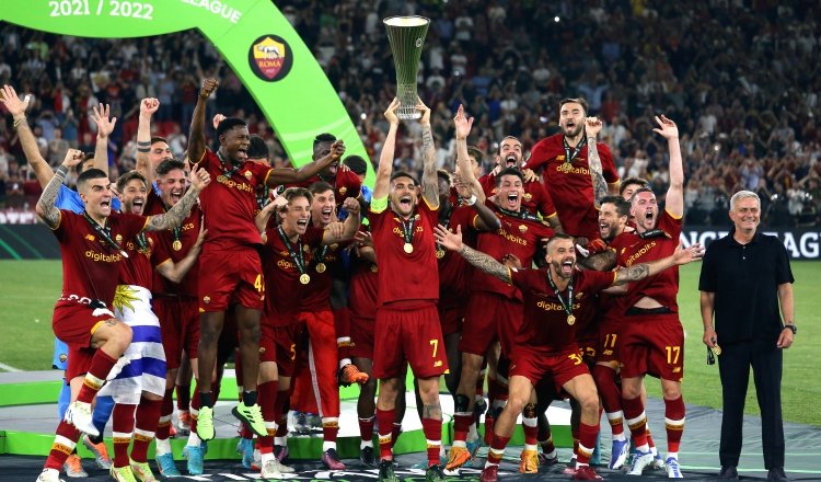 Jugadores de la Roma festejan. Foto:EFE