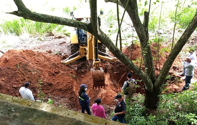 La excavación se efectuó con la ayuda de maquinaria y personal del Municipio de La Chorrera en un área próxima a las ruinas del edificio de pediatría. Foto. Eric Montenegro