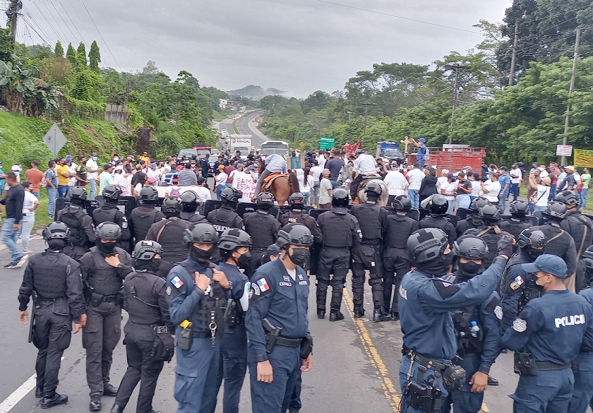 Unidades de Control de Multitudes de la Policía Nacional (PN), los  dispersaron con lacrimógenas y pimienta. Foto: Eric A. Montenegro