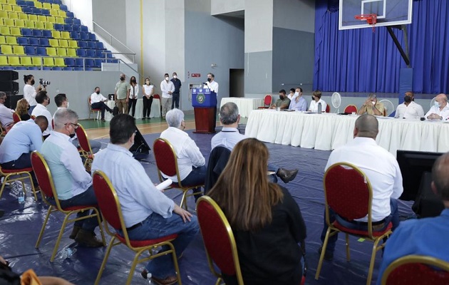 Laurentino Cortizo firmó el decreto, esta tarde, en Colón. Foto: Presidencia