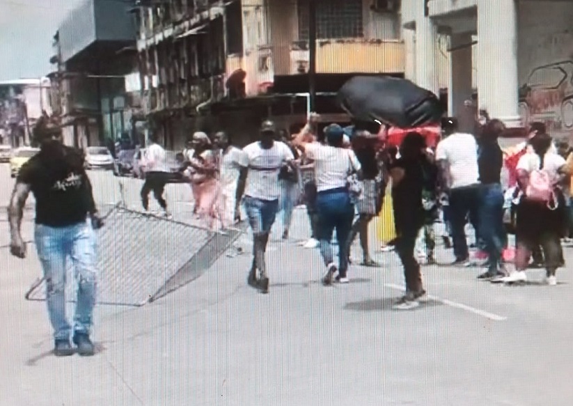 En medio de gritos pedían respuestas a los problemas de la provincia. Foto: Diomedes Sánchez 