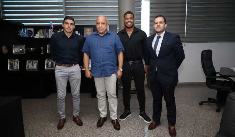 Juan Ramón Solís, Román Torres y Jaime Quintero de Afutpa, con el diputado Crispiano Adames. Foto: Cortesía