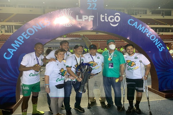 Familia Cárdenas del Alianza, festeja el título.