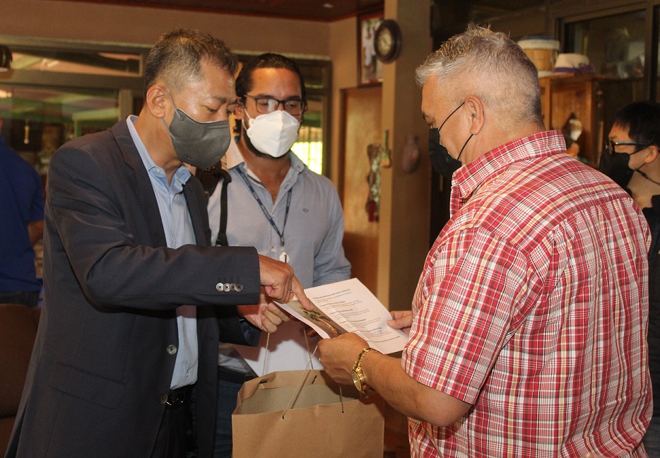 El director del proyecto, Amatore Youn Ho Kim, con el alcalde de La Chorrera, Tomás Velásquez. Foto: Eric A. Montenegro