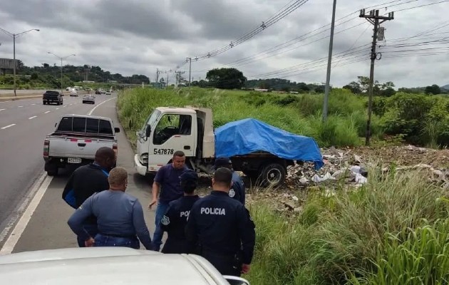 Sitios como la autopista Arraiján – La Chorrera están siendo utilizados por conductores de camiones para verter inservibles y basura, indicaron las autoridades municipales. Foto. Eric Montenegro