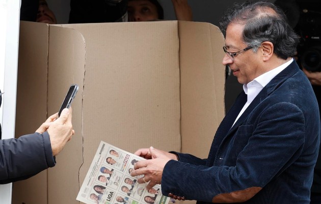 El candidato presidencial colombiano Gustavo Petro, primero en las encuestas de intención de voto para la primera vuelta de los comicios presidenciales. Foto: EFE