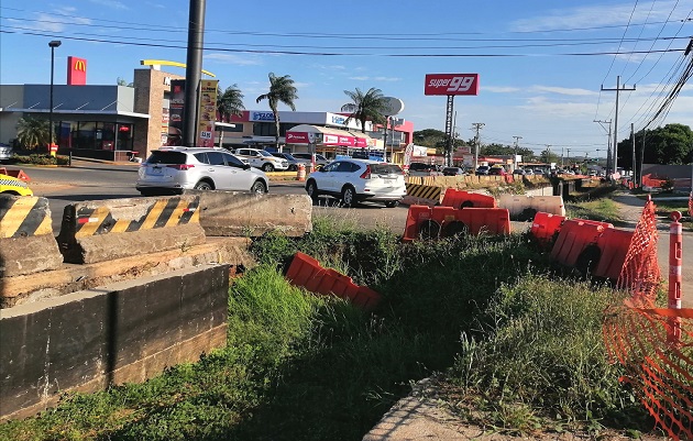 Los afectados consultados precisan que la paralización de la obra lleva varios años, lo que ha provocado que las estructuras ya construidas se deterioren. Foto. Thays Domínguez