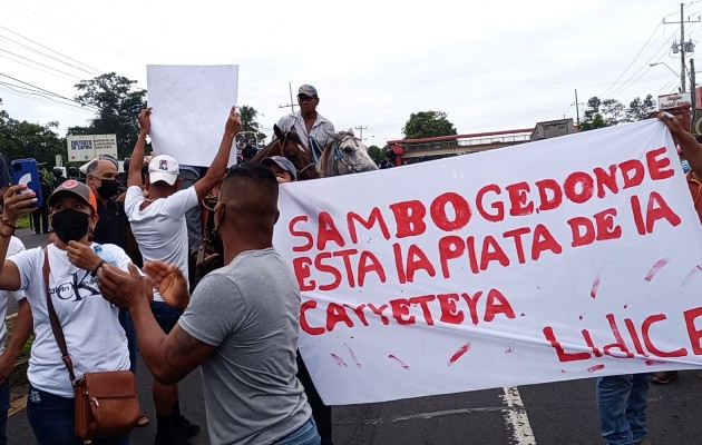 Los manifestantes exigían que el ministro de Obras Públicas Rafael Sabonge cumpla con el proyecto carretero, cuya orden de proceder fue entregada el año pasado. Foto. Eric Montenegro Los manifestantes exigían que el ministro de Obras Públicas Rafael Sabonge cumpla con el proyecto carretero, cuya orden de proceder fue entregada el año pasado. Foto. Eric Montenegro