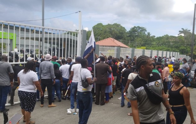 En la parte exterior, Decenas de personas se quedaron afuera de las instalaciones del Colegio Abel Bravo, Foto. Diomedes Sánchez En la parte exterior, Decenas de personas se quedaron afuera de las instalaciones del Colegio Abel Bravo, Foto. Diomedes Sánchez