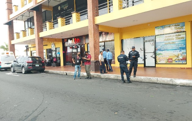 Las autoridades revisan los cámaras de vigilancia para dar con los otros delincuentes. Foto. Diomedes Sánchez