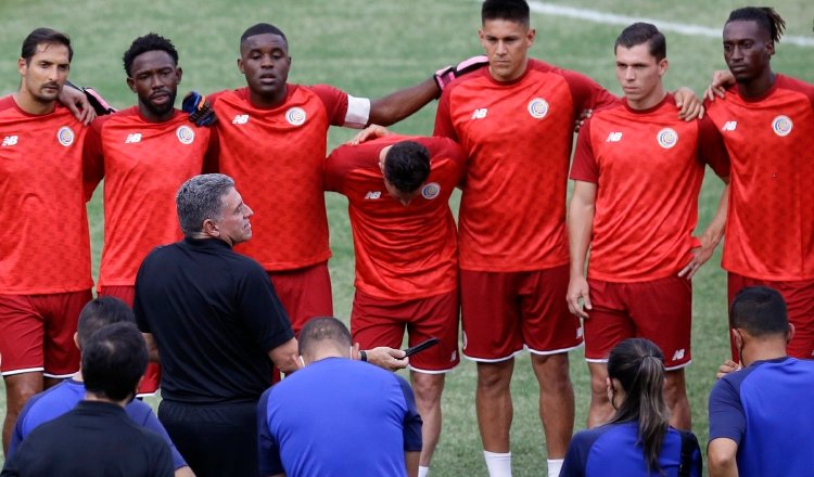 Luis Fernando Suárez habla con los jugadores de Costa Rica. Foto: EFE