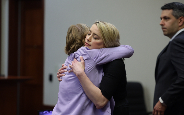 Elaine Bredehoft y Amber Heard tras la lectura del veredicto. Foto: EFE / Evelyn Hockstein / Pool