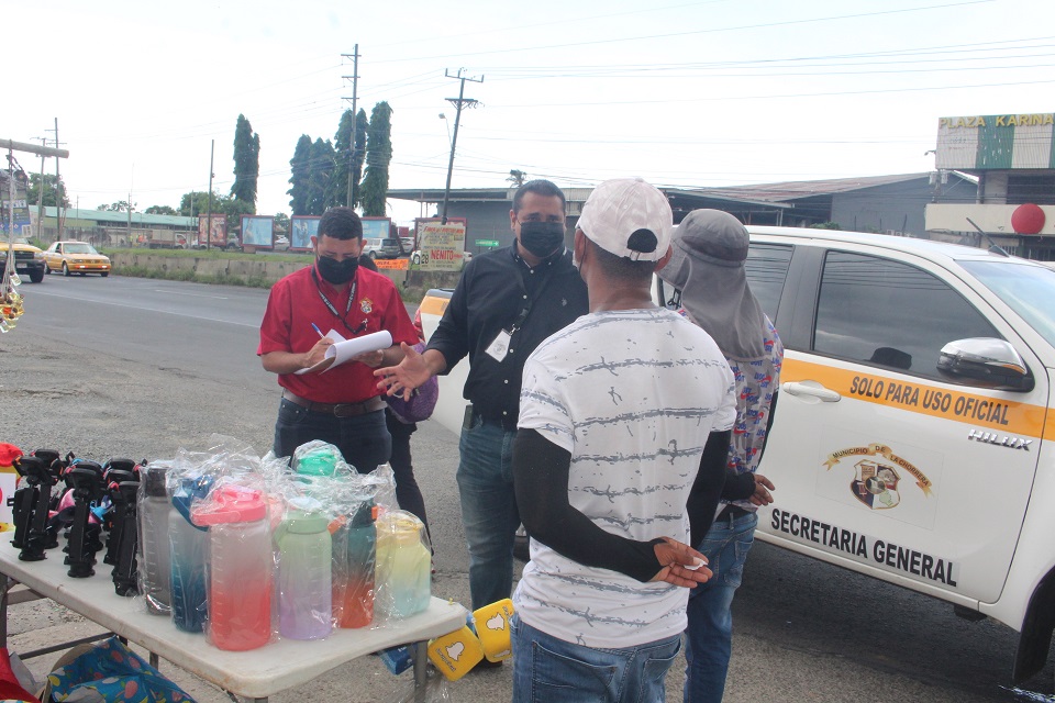 El operativo abarcó a 35 puestos de venta de buhonería en Barrio Balboa y Barrio Colón. Foto: Eric A. Montenegro