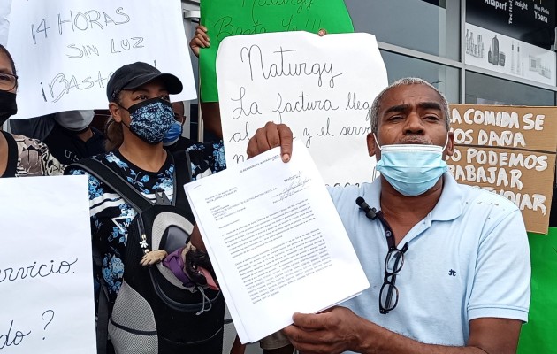 Los residentes de ambas barriadas aseguran que la Autoridad de los Servicios Públicos (Asep) a quien se le ha notificado la situación y no ha atendido el problema o citado a la empresa para que brinde sus descargos. Foto. Eric Montenegro