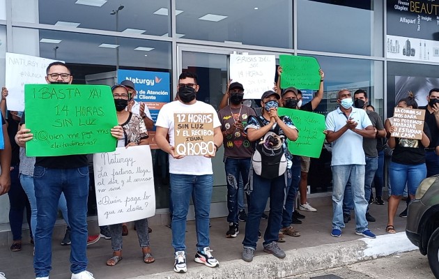 Según los manifestantes, los apagones eléctricos que se prolongan en ocasiones hasta por más de 14 horas están ocasionando pérdidas económicas, y conflictos laborales. Foto. Eric Montenegro