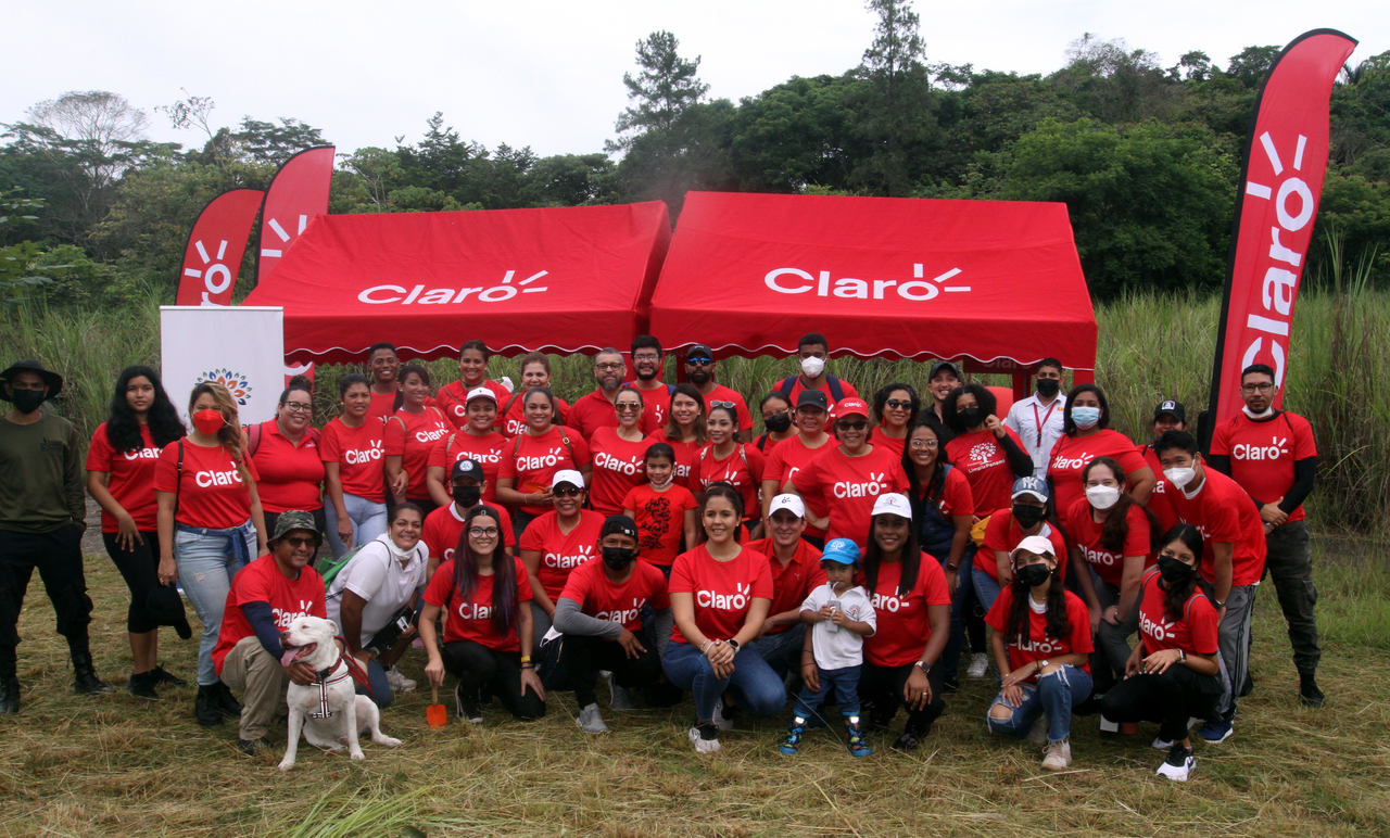 Claro y Limpia Panamá reforestan en el Parque Camino de Cruces