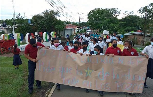 Tras reunirse en las afueras del plantel, los manifestantes caminaron por las calles de la comunidad y cerraron brevemente la entrada del lugar, cerca del parador fotográfico de Los Pozos. Foto. Thays Domínguez