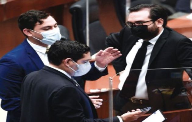 Los diputados Juan Diego Vásquez y Gabriel Silva analizan otras opciones. Foto: Grupo Epasa