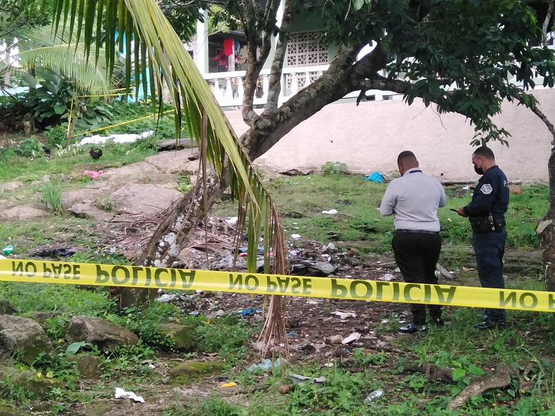 La Policía Nacional llegó al lugar y encontró al hombre tendido en la grama de una casa. Foto: Diomedes Sánchez