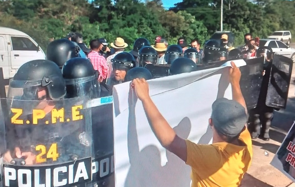 Unidades de Control de Multitudes los desalojaron del puente sobre el río La Villa. Foto: Thays Domínguez