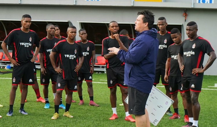 Felipe Borowsky, técnico del Sporting en los entrenamientos. Foto: twitter