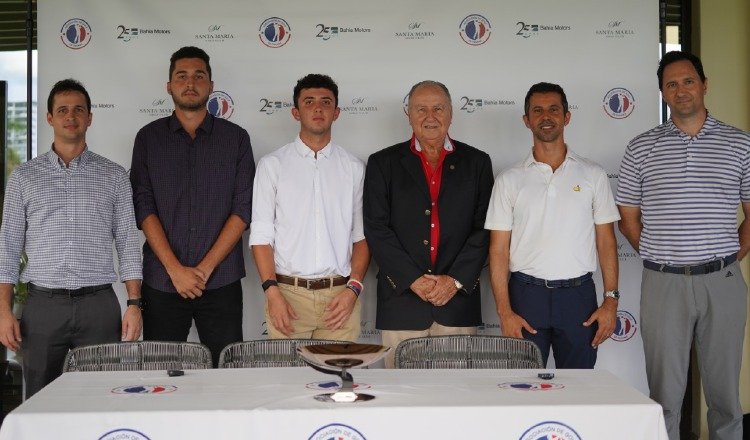 Jaime Loaiza, vicepresidente de APAGOLF, Lucas Zarak de Bahia Motor, patrocinador del evento. Cortesía