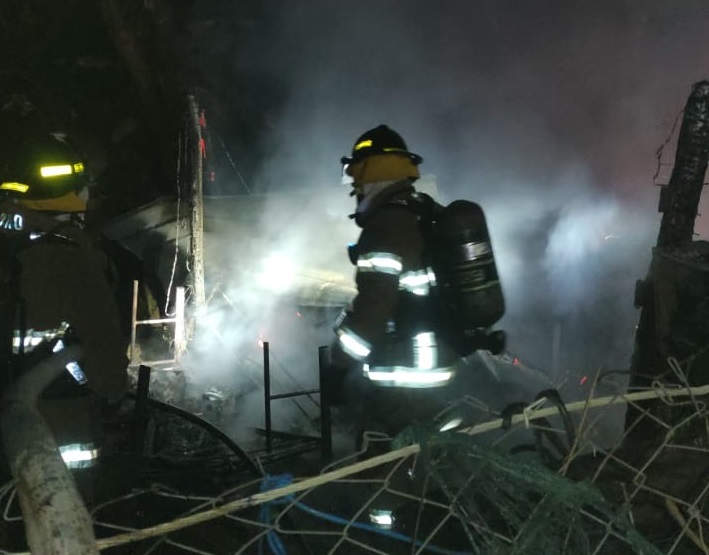 Al llegar unidades de los bomberos de la estación del aeropuerto Enrique Malek. Foto: Mayra Madrid