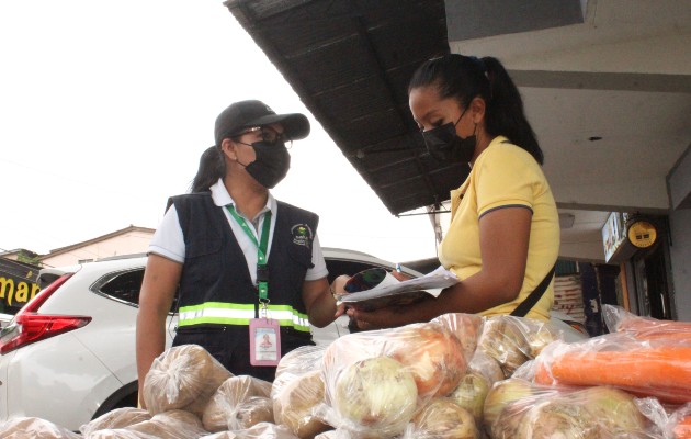 Los funcionarios del Minsa también detectaron vendedores que no contaban con los carnets de manipuladores de alimentos, poniendo en riesgo la salud de los consumidores. Foto. Eric Montenegro