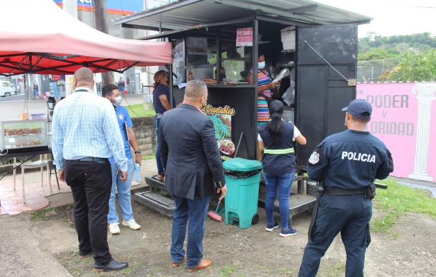 Las autoridades revisaron la situación de los comercios en el sector. Foto. Eric Montenegro