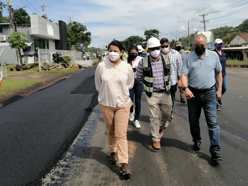  Librada De Frías, viceministra de Obras Públicas inspeccionando las obras. Foto: Diomedes Sánchez  